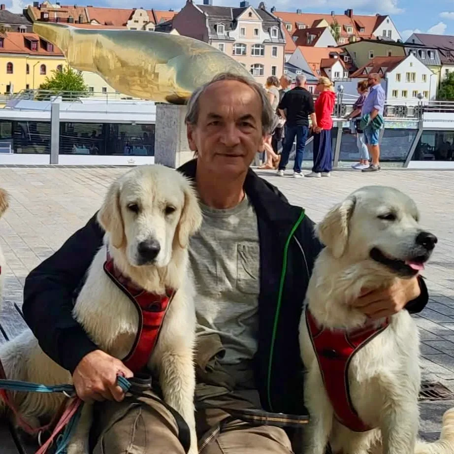Dariusz mit zwei Golden Retrievern in Regensburg